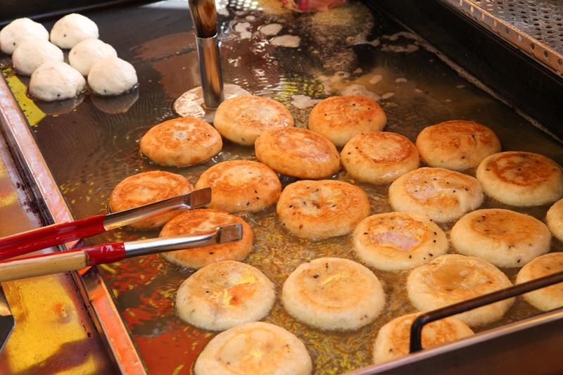 Hotteok, tortilla coreana rellena tradicionalmente de azúcar morena, canela y trozos de maní o nueces. | Organización de Turismo de Corea